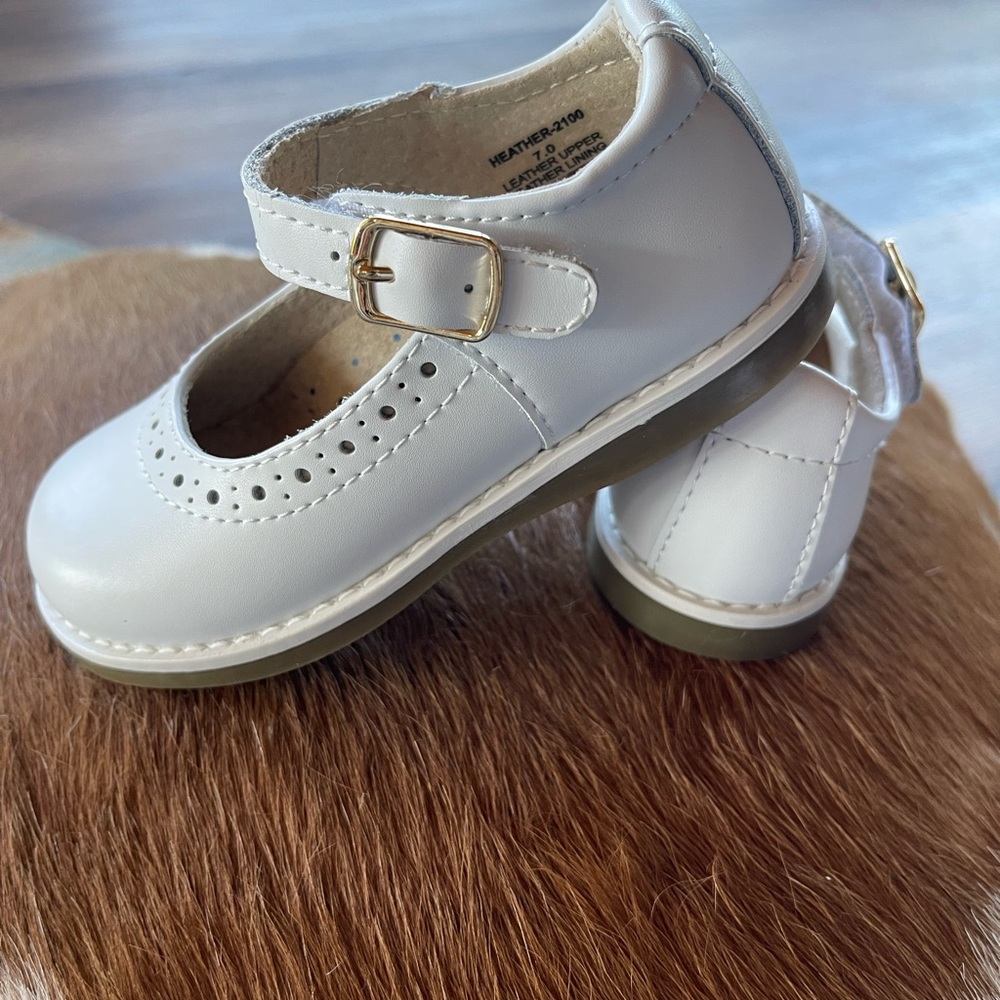 FootMates Girl's White Mary Jane Shoes - Size 7 Wide - Picture 2 of 7